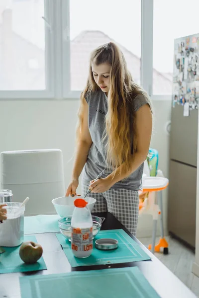 Jongen Kind Pyjama Ochtend Met Mam Koken Appeltaart Keuken Spelen — Stockfoto