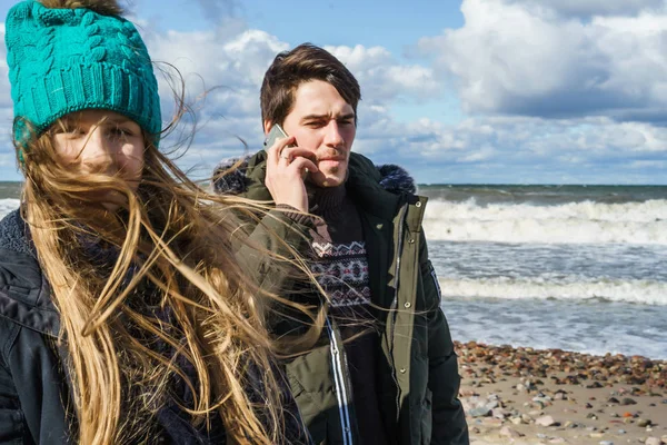 Jovem Casal Apaixonado Passar Fins Semana Costa Mar Báltico Frio — Fotografia de Stock