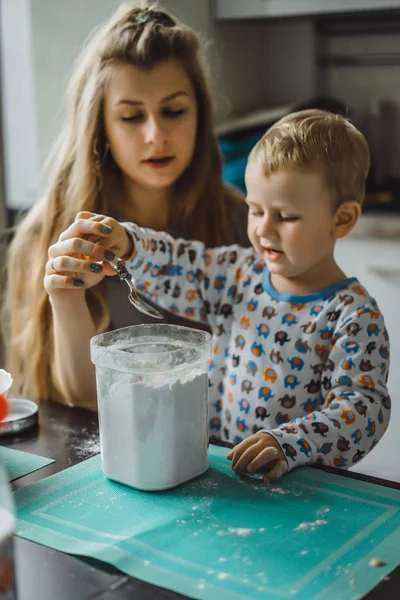 Jongen Kind Pyjama Ochtend Met Mam Koken Appeltaart Keuken Spelen — Stockfoto