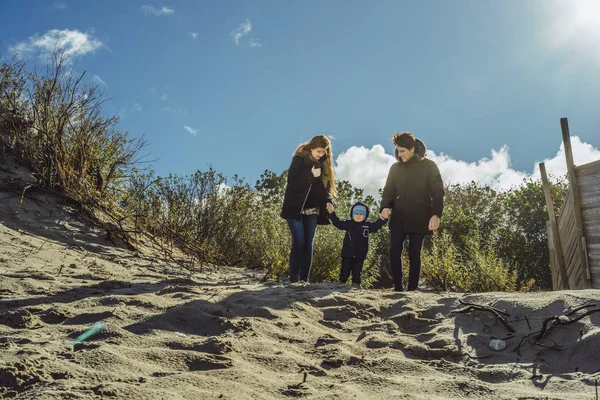 Una Familia Joven Con Niños Pasa Fin Semana Orillas Del —  Fotos de Stock