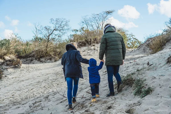 Ung Familj Med Barn Tillbringar Helgen Stranden Den Kalla Östersjön — Stockfoto