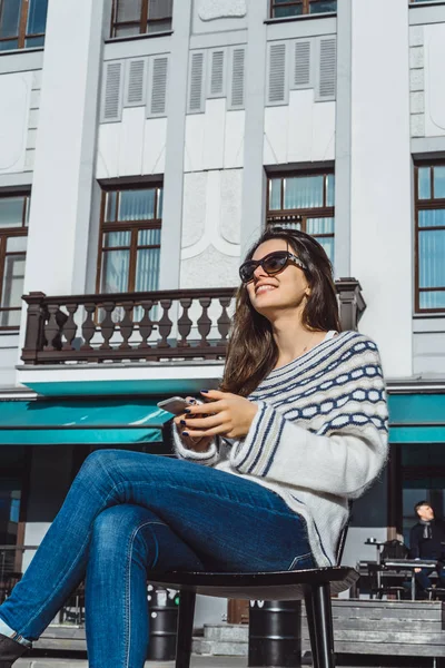 Menina Com Smartphone Suas Mãos — Fotografia de Stock