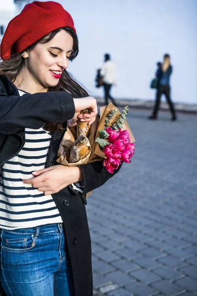 Joven Hermosa Chica Francesa Morena Una Boina Roja Abrigo Negro —  Fotos de Stock