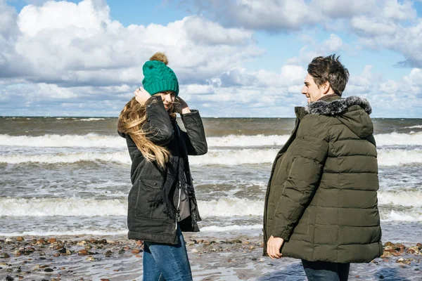 Ett Ungt Par Kärlek Spendera Helger Kusten Kallt Östersjön Sandstrand — Stockfoto