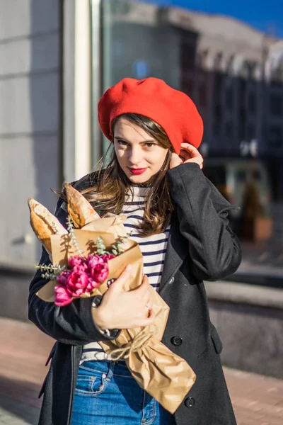 Young Beautiful Girl Frenchwoman Brunette Red Beret Black Coat Goes — Stock Photo, Image