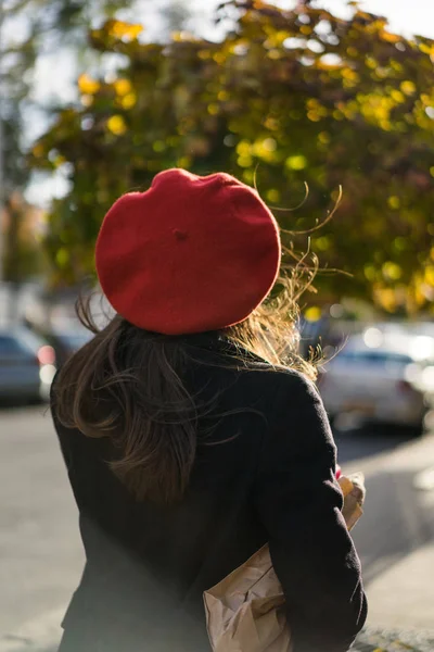Fiatal Gyönyörű Lány Francia Barna Piros Beret Egy Fekete Kabát — Stock Fotó