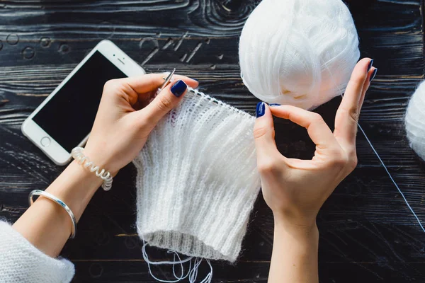 Schöne Brünette Mädchen Mit Langen Haaren Ist Stricken Einem Stadtcafé — Stockfoto