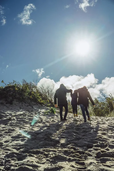 Een Jong Gezin Met Kinderen Besteedt Het Weekend Aan Oevers — Stockfoto