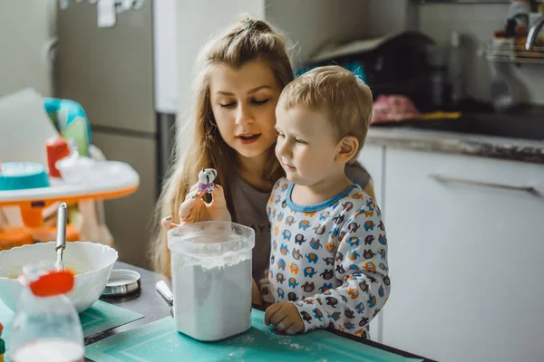 Αγόρι Παιδί Πιτζάμες Πρωί Μαμά Μαγειρεύει Μηλόπιτα Στην Κουζίνα Και — Φωτογραφία Αρχείου