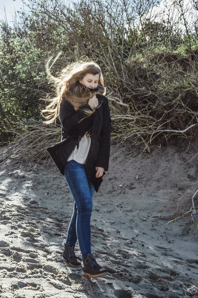 Tjej Med Långt Hår Varm Jacka Promenader Längs Stranden Kallt — Stockfoto