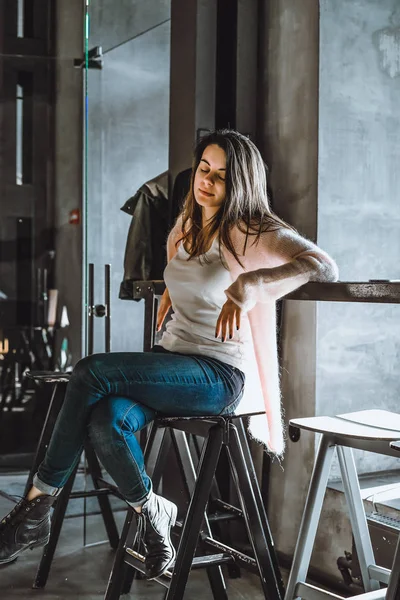 Mooie Brunette Meisje Met Een Charmante Glimlach Expressieve Bruine Ogen — Stockfoto