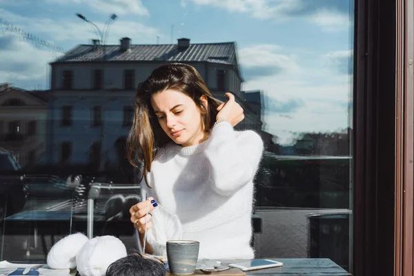 Mooie Brunette Meisje Met Lange Haren Betrokken Bij Breien Een — Stockfoto