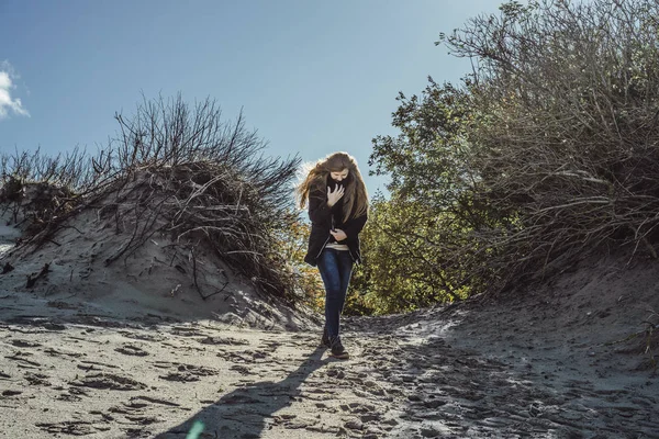 Menina Com Cabelos Longos Uma Jaqueta Quente Andando Longo Praia — Fotografia de Stock