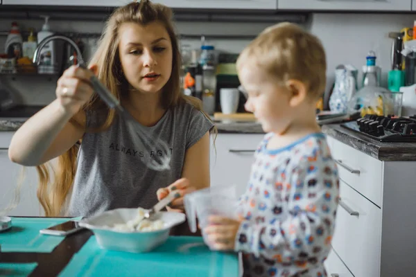 Pojke Barn Pyjamas Morgonen Med Mamma Matlagning Äppelpaj Köket Och — Stockfoto