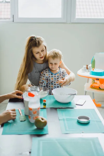 Çocuk Pijamalı Annesi Mutfakta Elmalı Turta Pişiriyor Oyuncaklarla Oynuyor — Stok fotoğraf