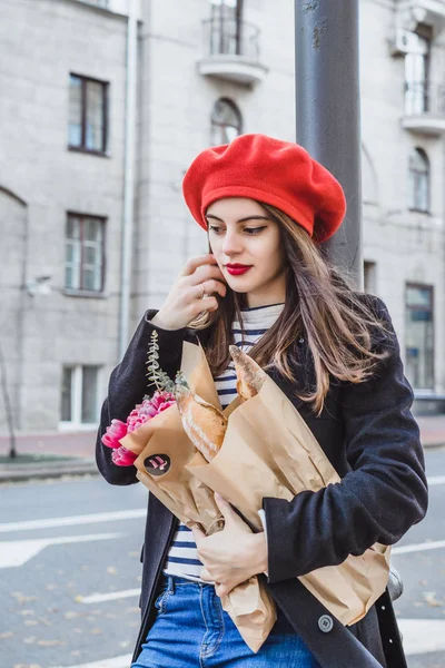 Genç Güzel Kız Fransız Kadın Esmer Kırmızı Bere Siyah Bir — Stok fotoğraf