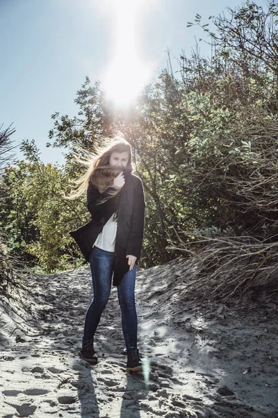 Tjej Med Långt Hår Varm Jacka Promenader Längs Stranden Kallt — Stockfoto