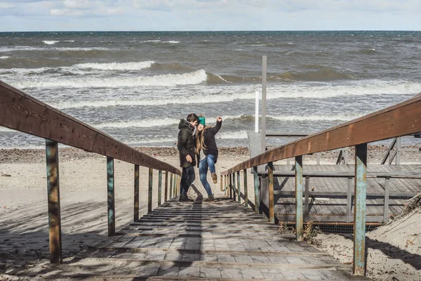 Jeune Couple Amoureux Passe Week End Sur Côte Mer Baltique — Photo