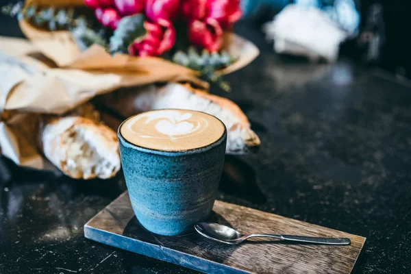 Mugg Med Kaffe Cappuccino Bordet Ett Café Smartphone Bukett Med — Stockfoto