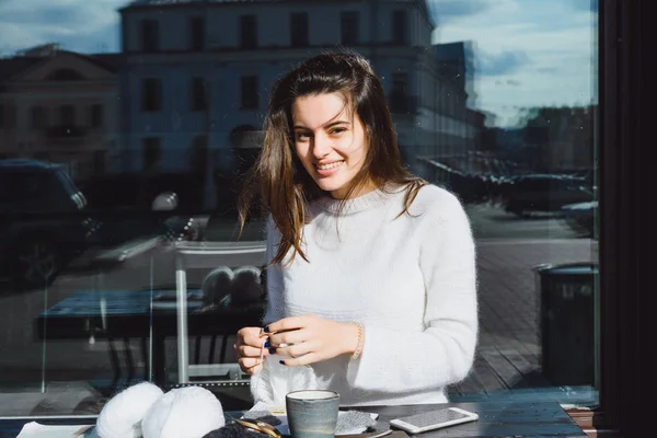 Schöne Brünette Mädchen Mit Langen Haaren Ist Stricken Einem Stadtcafé — Stockfoto