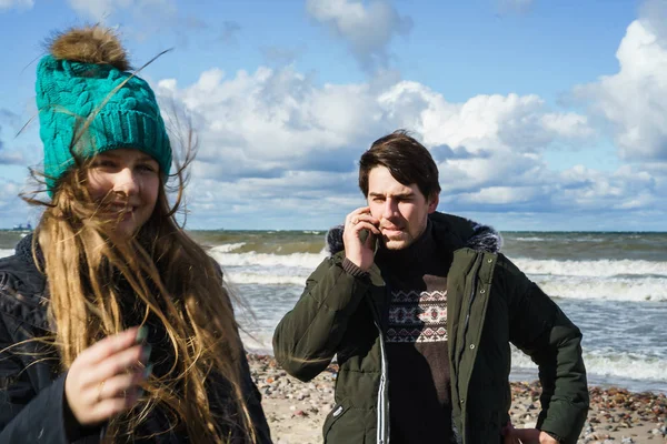 Młoda Para Miłości Spędzać Weekendy Wybrzeżu Zimne Morza Bałtyckiego Piaszczysta — Zdjęcie stockowe