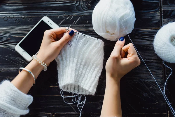 Schöne Brünette Mädchen Mit Langen Haaren Ist Stricken Einem Stadtcafé — Stockfoto