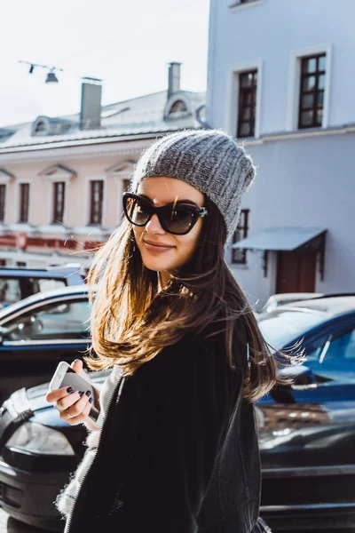 Vacker Brunett Tjej Solglasögon Stickad Mössa Och Charmig Söt Leende — Stockfoto