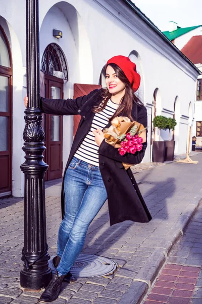 Joven Hermosa Chica Francesa Morena Una Boina Roja Abrigo Negro — Foto de Stock