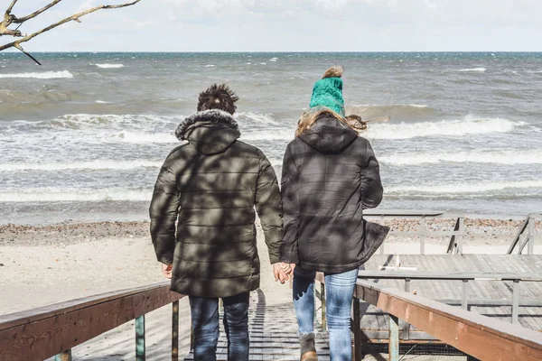 Ett Ungt Par Kärlek Spendera Helger Kusten Kallt Östersjön Sandstrand — Stockfoto