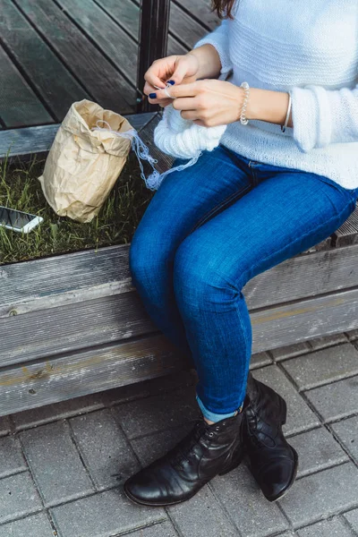 Mooie Brunette Meisje Met Lange Haren Betrokken Bij Breien Een — Stockfoto