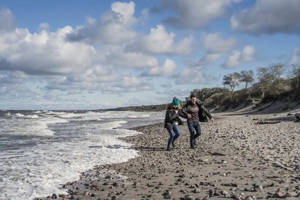 Ein Junges Verliebtes Paar Verbringt Die Wochenenden Der Küste Der — Stockfoto