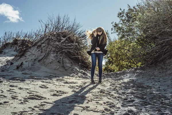 Dívka Dlouhými Vlasy Teplé Bundě Procházky Pláži Studeného Baltského Moře — Stock fotografie