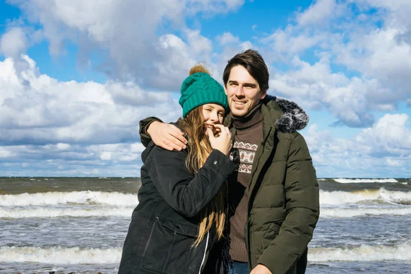 Jovem Casal Apaixonado Passar Fins Semana Costa Mar Báltico Frio — Fotografia de Stock