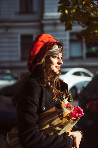 Vacker Fransk Kvinna Brunett Röd Basker Med Bukett Blommor Och — Stockfoto