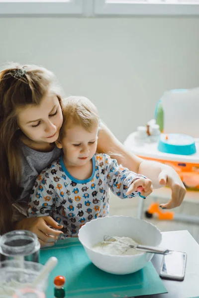 Chłopiec Dziecko Piżamie Rano Mama Gotowanie Szarlotka Kuchni Zabawy Zabawkami — Zdjęcie stockowe