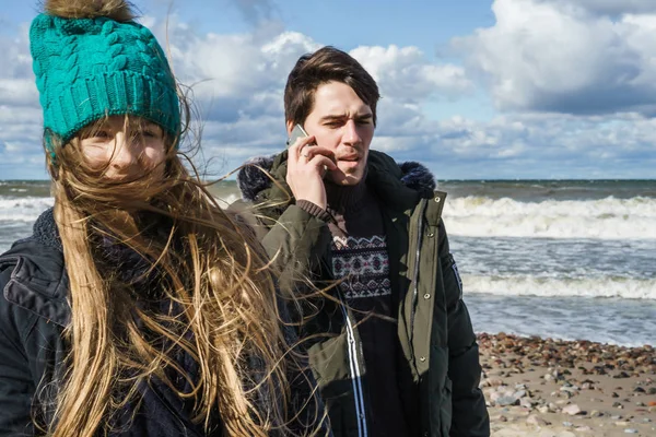 Jovem Casal Apaixonado Passar Fins Semana Costa Mar Báltico Frio — Fotografia de Stock