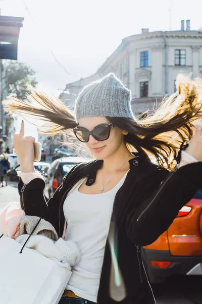 Una Hermosa Chica Morena Gafas Sol Una Gorra Punto Una —  Fotos de Stock