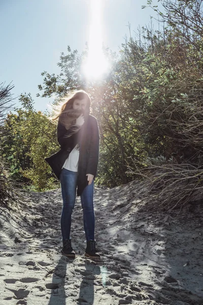 Tjej Med Långt Hår Varm Jacka Promenader Längs Stranden Kallt — Stockfoto