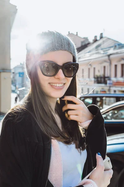 Una Hermosa Chica Morena Gafas Sol Una Gorra Punto Una —  Fotos de Stock