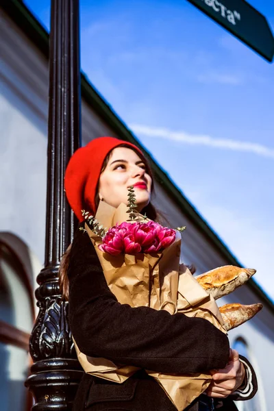 Young Beautiful Girl Frenchwoman Brunette Red Beret Black Coat Goes — Stock Photo, Image