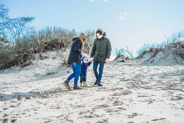 Ung Familj Med Barn Tillbringar Helgen Stranden Den Kalla Östersjön — Stockfoto