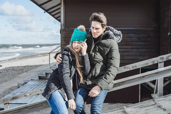 Молодая Пара Влюбленных Проводит Выходные Побережье Холодного Балтийского Моря Песчаный — стоковое фото