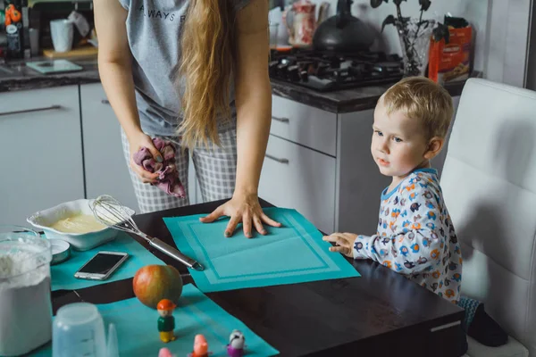Jongen Kind Pyjama Ochtend Met Mam Koken Appeltaart Keuken Spelen — Stockfoto