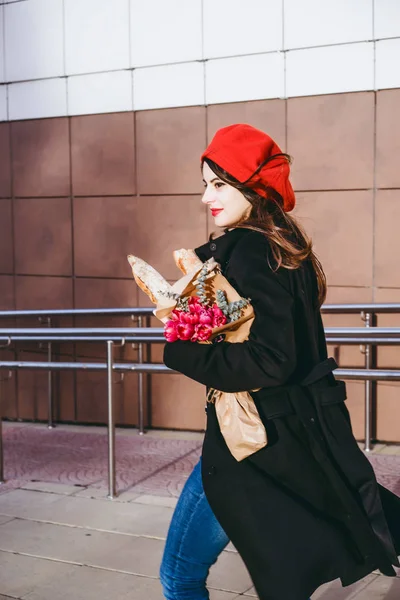 Young Beautiful Girl Frenchwoman Brunette Red Beret Black Coat Goes — Stock Photo, Image