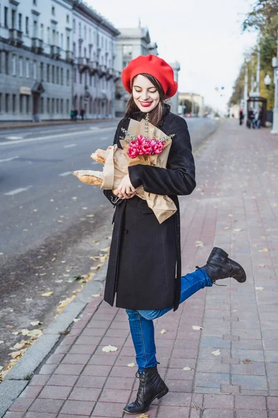 Menina Bonita Jovem Francesa Morena Uma Boina Vermelha Casaco Preto — Fotografia de Stock