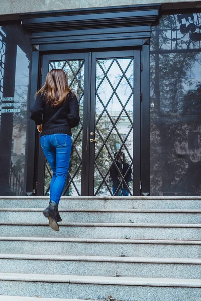 Brunetka Holka Běží Schodech Městě Úsměvy — Stock fotografie