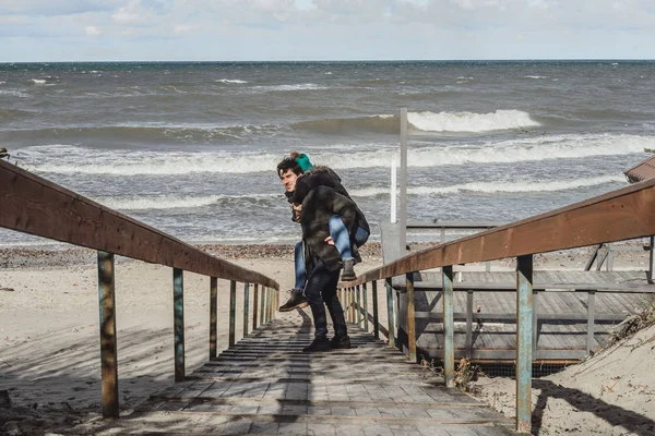 Genç Bir Çift Hafta Sonları Deniz Kenarı Soğuk Baltık Denizi — Stok fotoğraf