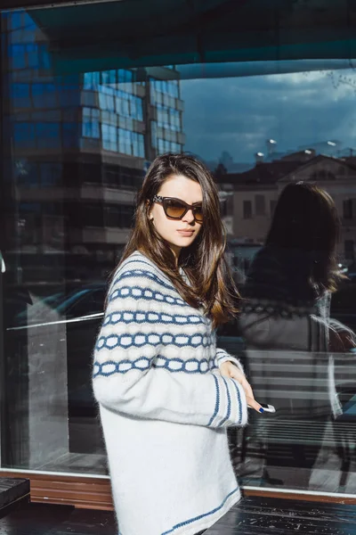 Mooie Brunette Meisje Zonnebrillen Gezellige Gebreide Pullover Poseren Terras Van — Stockfoto