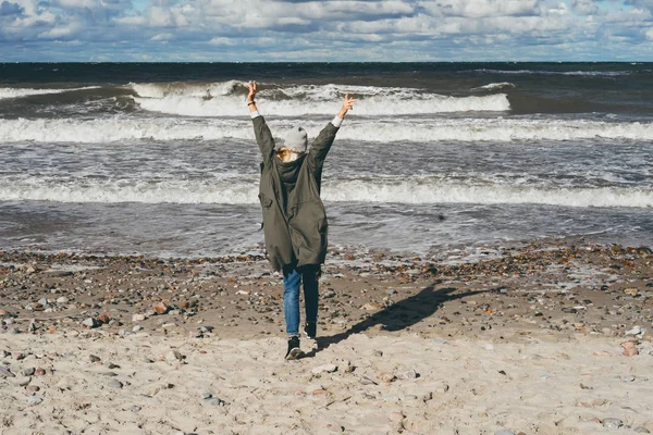 Mädchen Mit Langen Haaren Warmer Jacke Strand Der Kalten Ostsee — Stockfoto