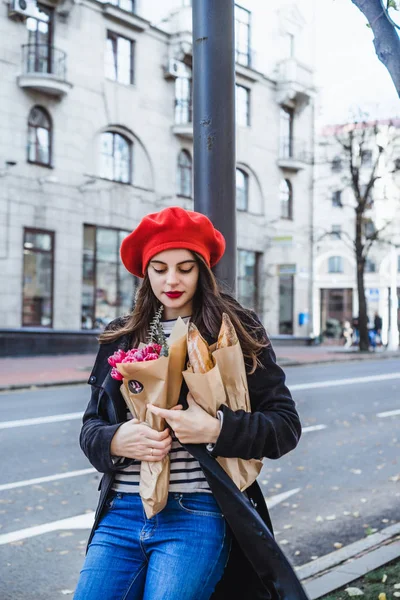 Young Beautiful Girl Frenchwoman Brunette Red Beret Black Coat Goes — Stock Photo, Image